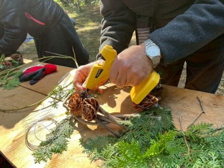 グルーガンで木の実などをつける作業