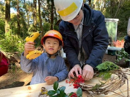 グルーガンを手の持ちリースを作る親子
