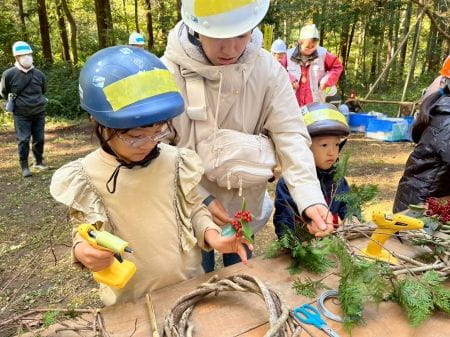 親子で真剣にリース作りをする様子
