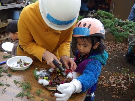 親子で一緒にクリスマスリース作り