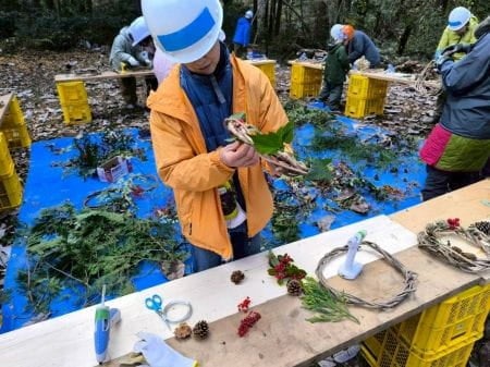 リースの土台にパーツをつけていく様子