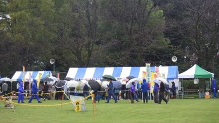 雨の中での開催