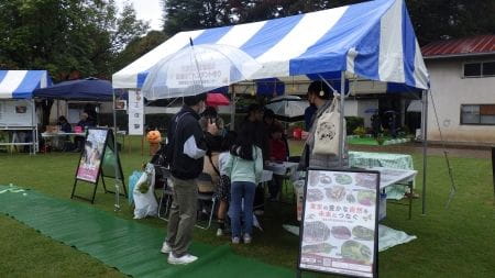 里山へGO!ブースの体験に並ぶ参加者