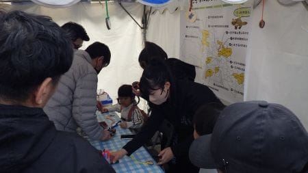 ペンダント作りをする参加者の皆さん