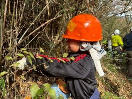 笹刈りに挑戦する子ども