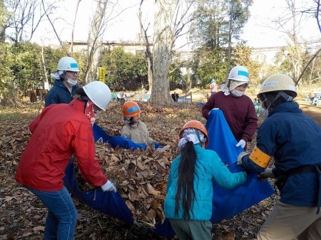 落ち葉をトン袋に詰める様子
