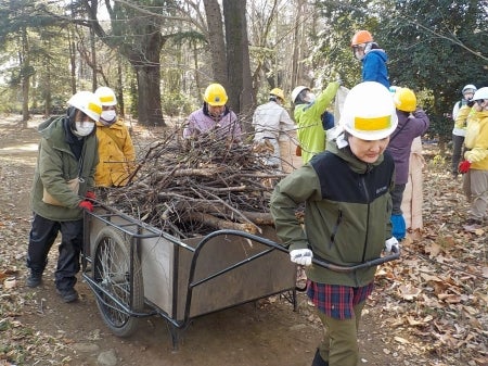 協力してリヤカーを運ぶ様子