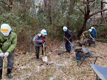 スコップを使って水路づくり