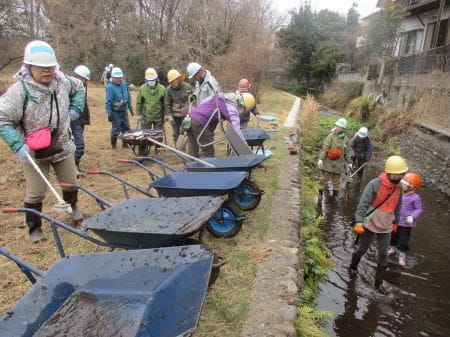 道具を洗う参加者たち