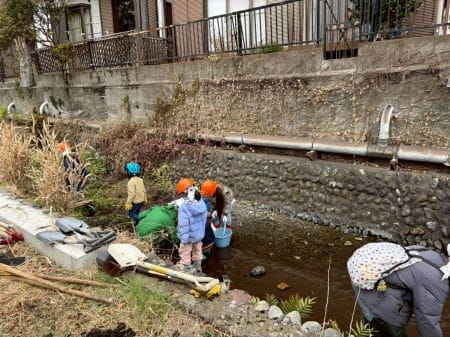 冬の川に興味津々の子どもたち
